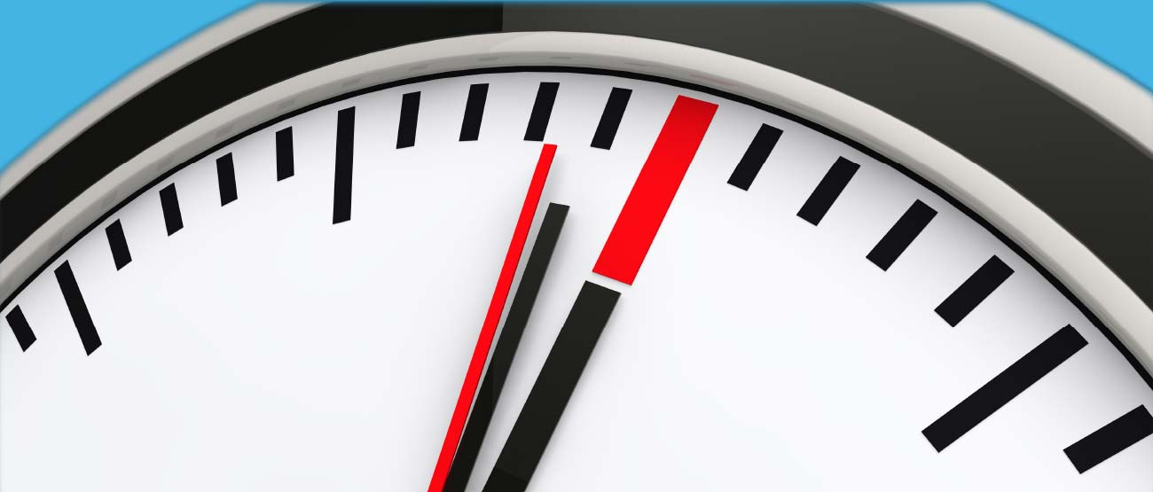 Uhr, die kurz vor zwölf anzeigt