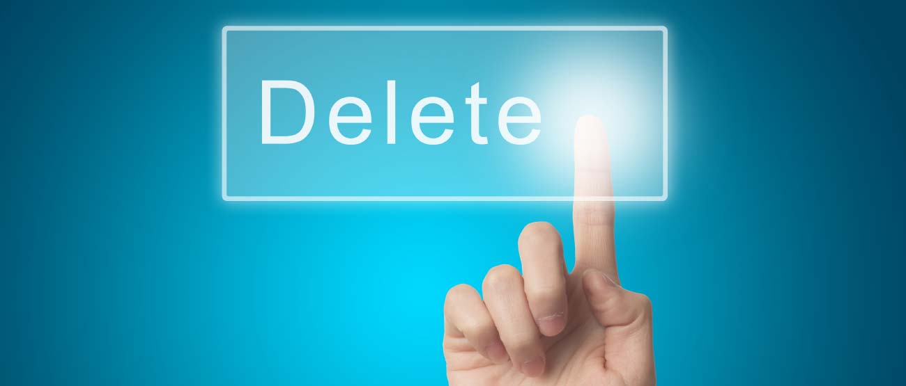 Finger, der einen Löschen-Knopf drückt