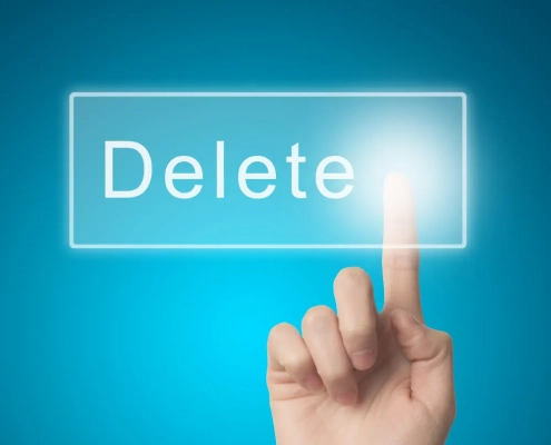 Finger, der einen transparenten Löschen-Knopf drückt