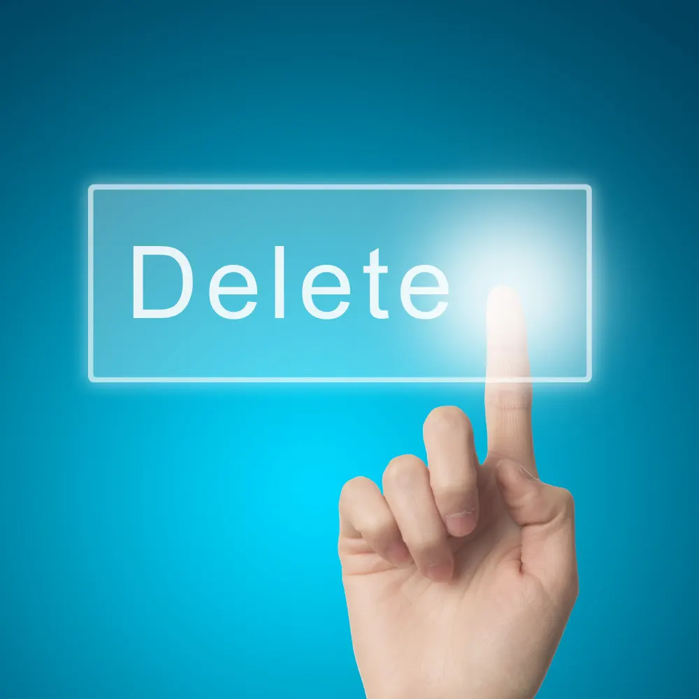 Finger, der einen transparenten Löschen-Knopf drückt